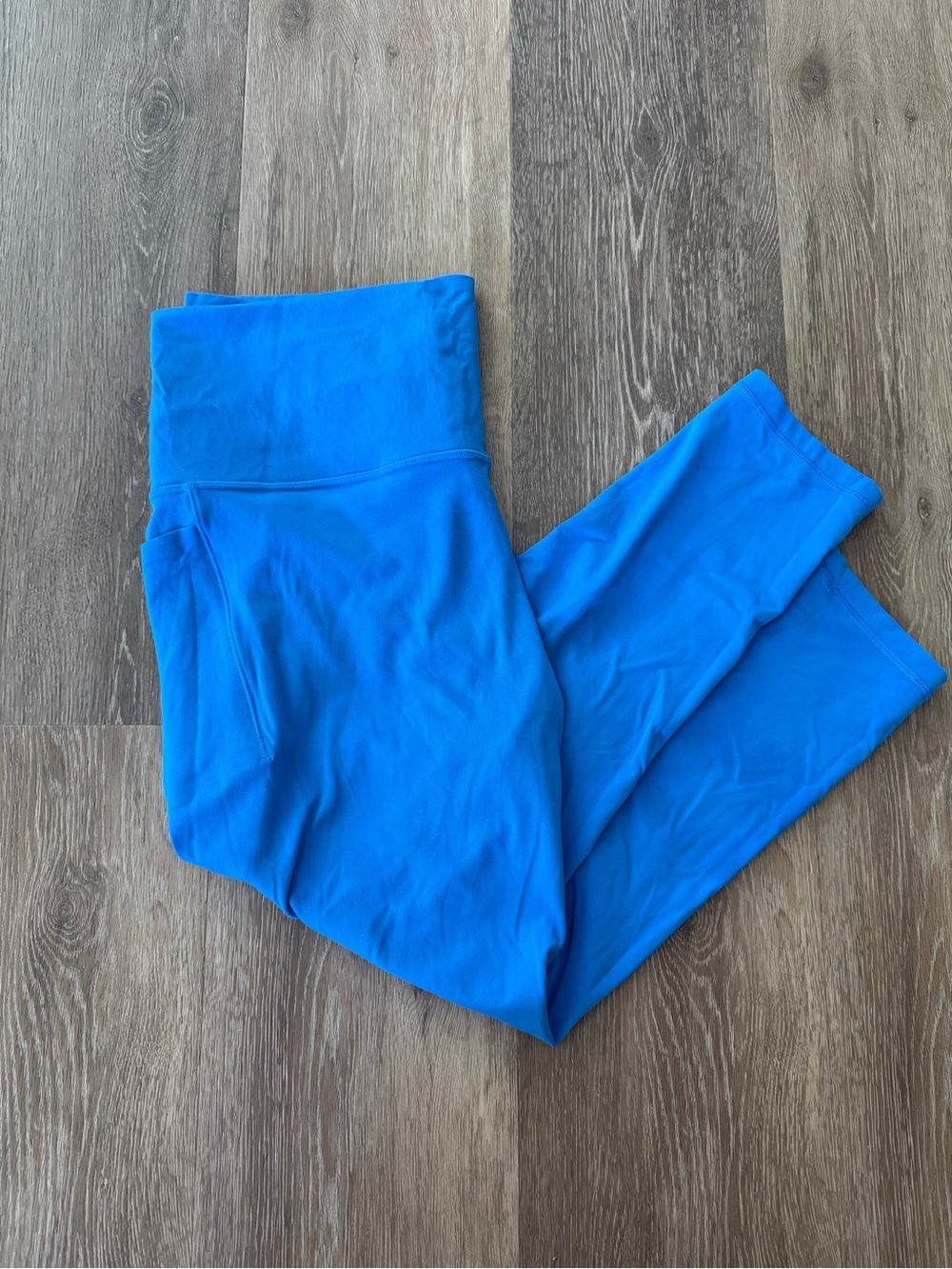 Athleta Salutation Stash 7/8 Leggings in size 1X. Blue leggings with pockets.